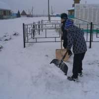 Каждый понедельник тимуровские отряды с 5 по 9 классы помогают одиноким пенсионерам и труженикам тыла. Зимой убирают снег во дворах и территорий.Без внимания не оставляют памятник.