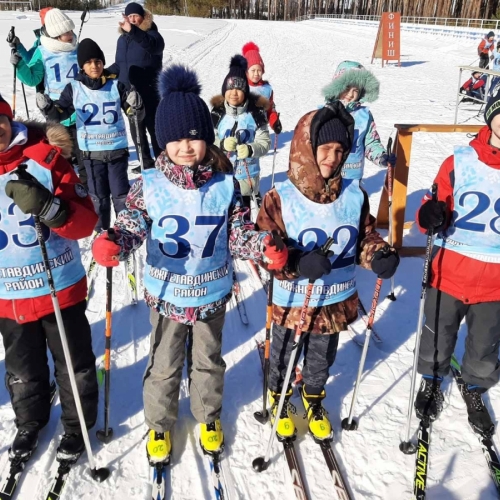 Наши учащиеся начальных классов впервые приняли участие в I Спортакиаде по лыжным гонкам,и заняли общекомандный зачёт ❗2 место❗ Наша гордость,наши юные спортсмены!!!!! Поздравляем